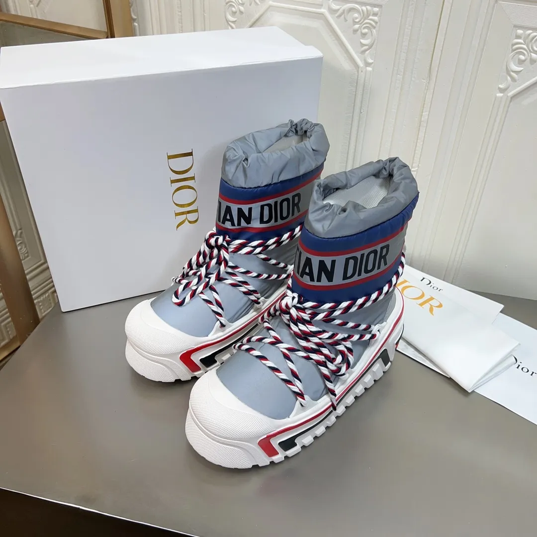 Men's shoes p600! The highest version on the market, Dior Dior's king style snow boots, ski boots, fat and cute, so cute →_→ from the DiorAlps limited series, unique. Shiny nylon Oblique print upper with criss-cross straps for an ideal fit. The technical fabric of the boot shaft, short-cut version, can be worn in the city or in the mountains. It makes the calf slimmer and taller, warm and concave. The boot shaft and sole are made of original waterproof padded lining. The embroidered fabric is original star ⭐ rubber non-slip thick sole and multi-module combination outsole. The size is 35-40. 41Customized